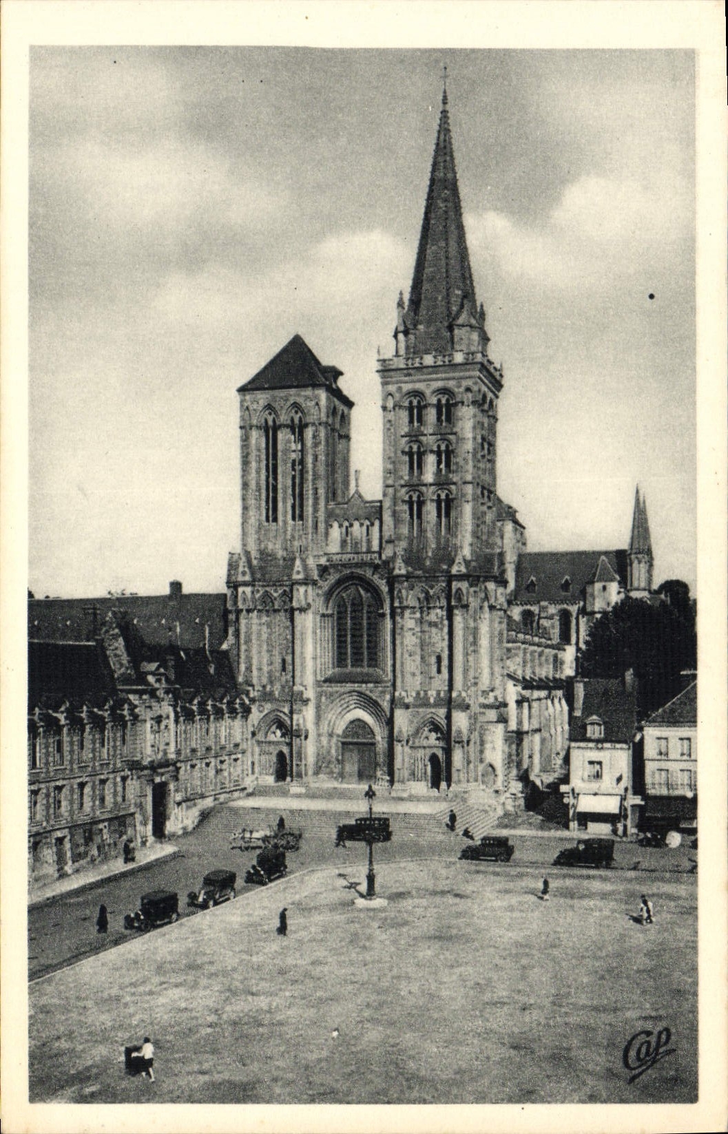 CPA Lisieux La Cathedrale St Pierre