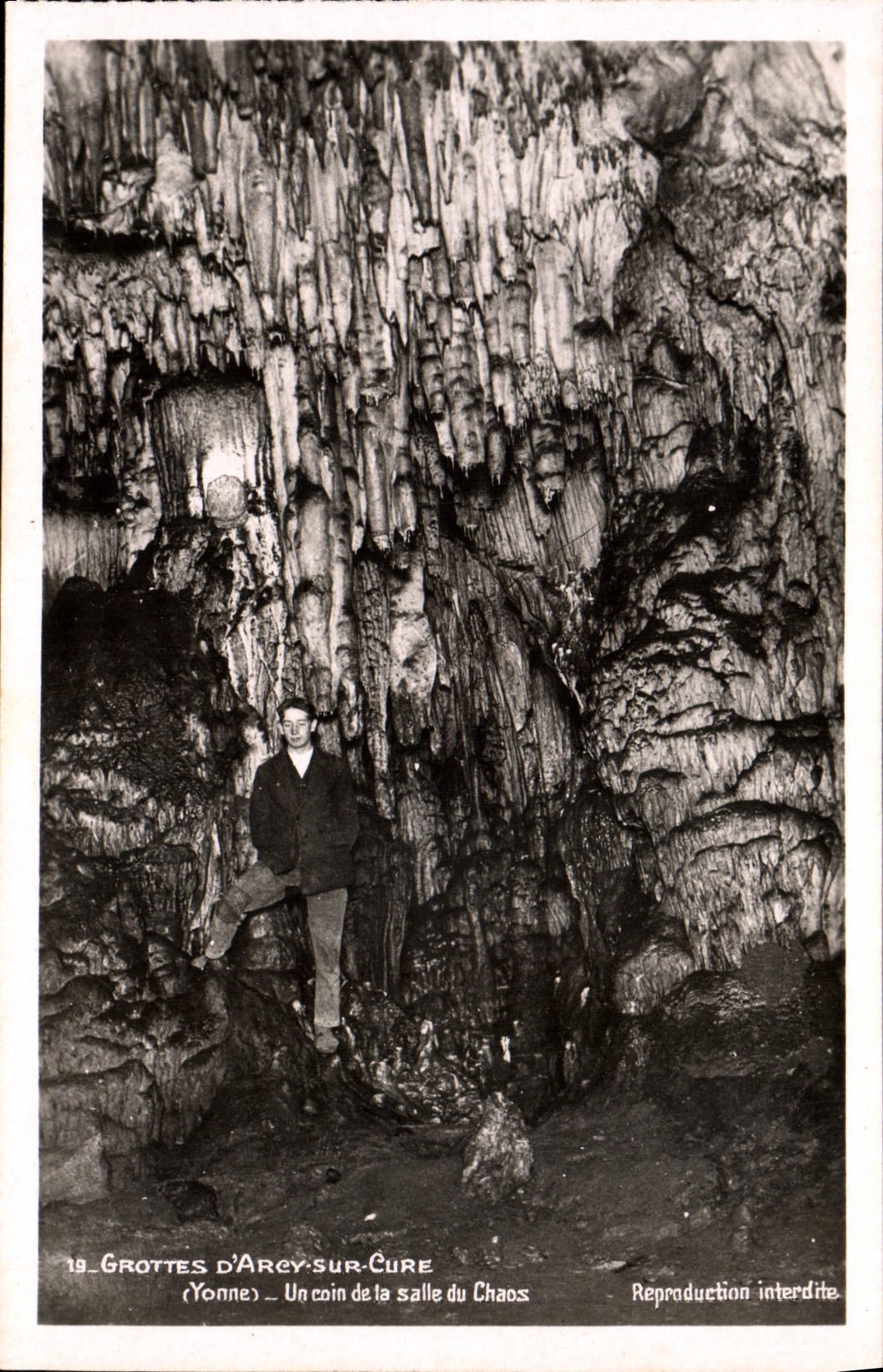Las cuevas de la POSTAL de la VENDIMIA de Arcy encendido curan una esquina del cuarto del caos