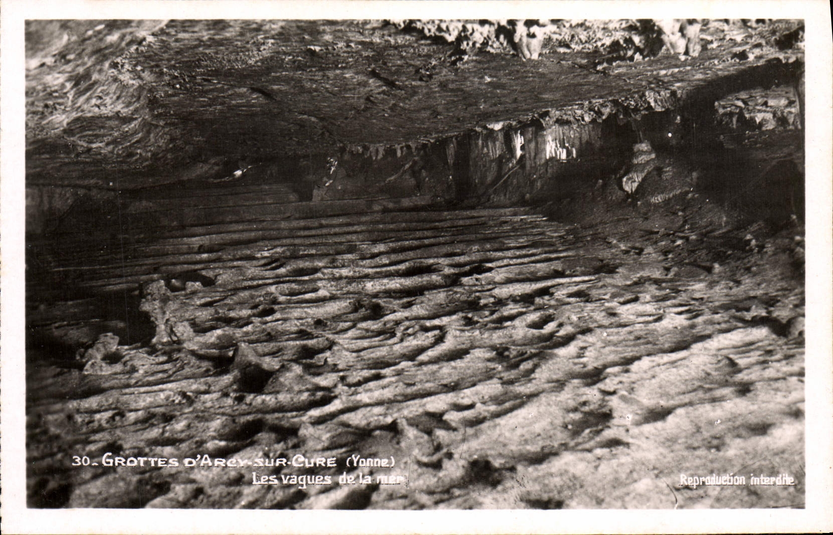 CPA Grottes d'Arcy Sur Cure Les Vagues De La mer