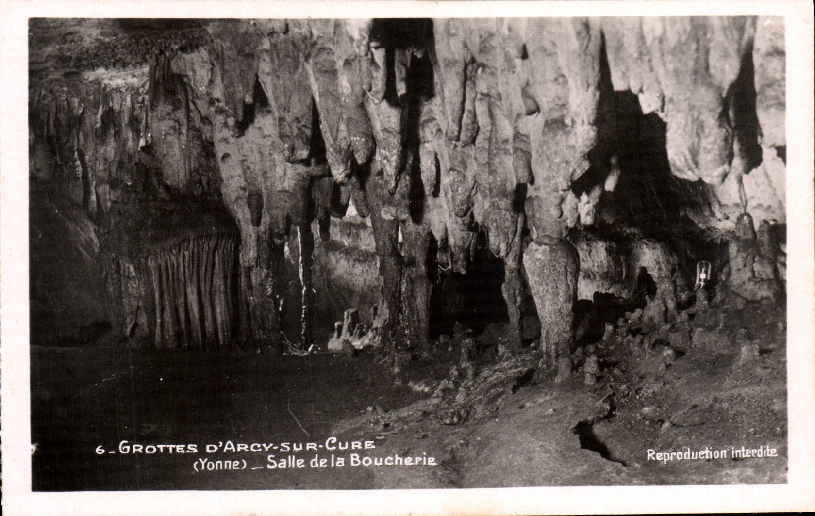CPA Gropttes D'Arcy Sur Cure Salle De La Boucherie