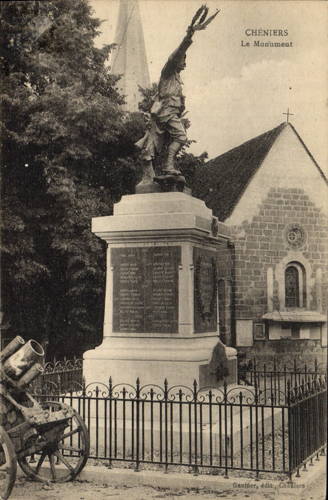 CPA Cheniers Le Monument Militaria Canon