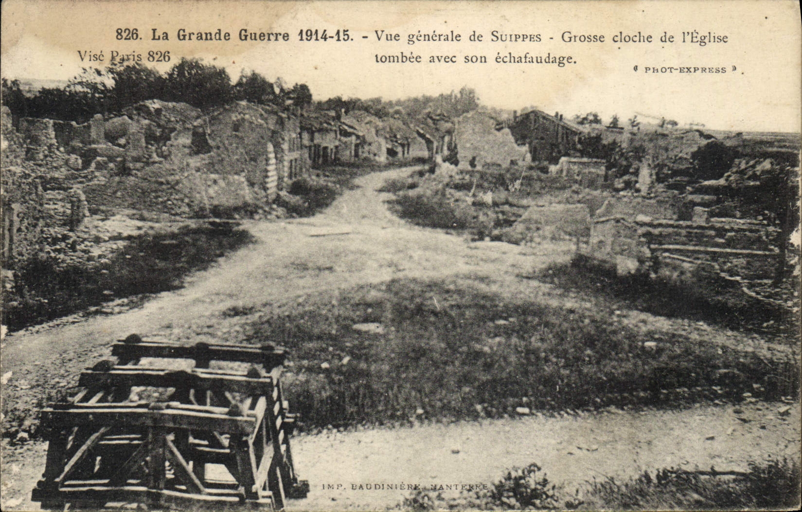CPA La Grande Guerre Vue Generale De Suippes Grosse Cloche de l'eglise tombee avec son echafaudage Militaria