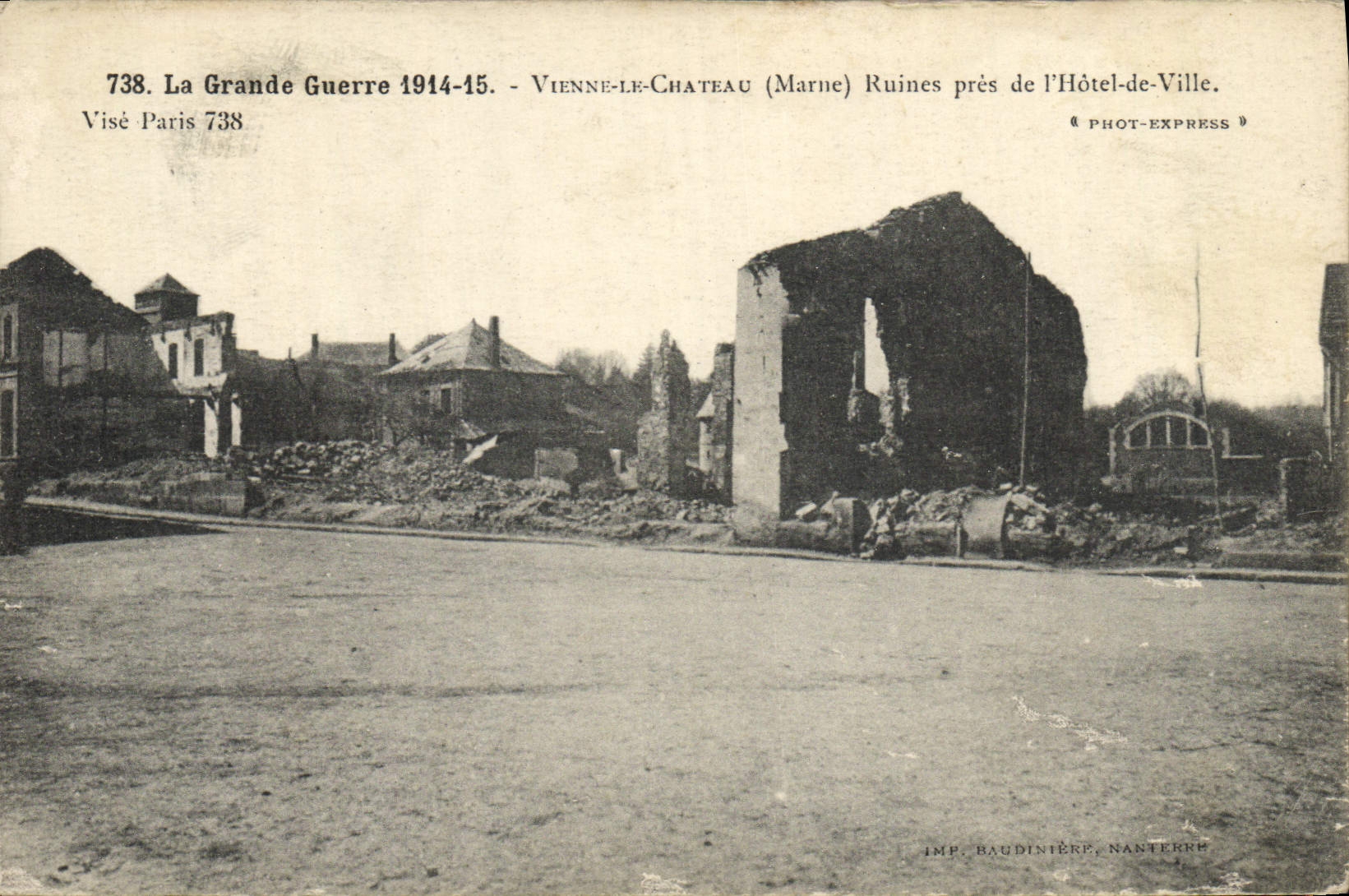 CPA La Grande Guerre Vienne Le Chateau Ruines Pres De l'Hotel De Ville Militaria