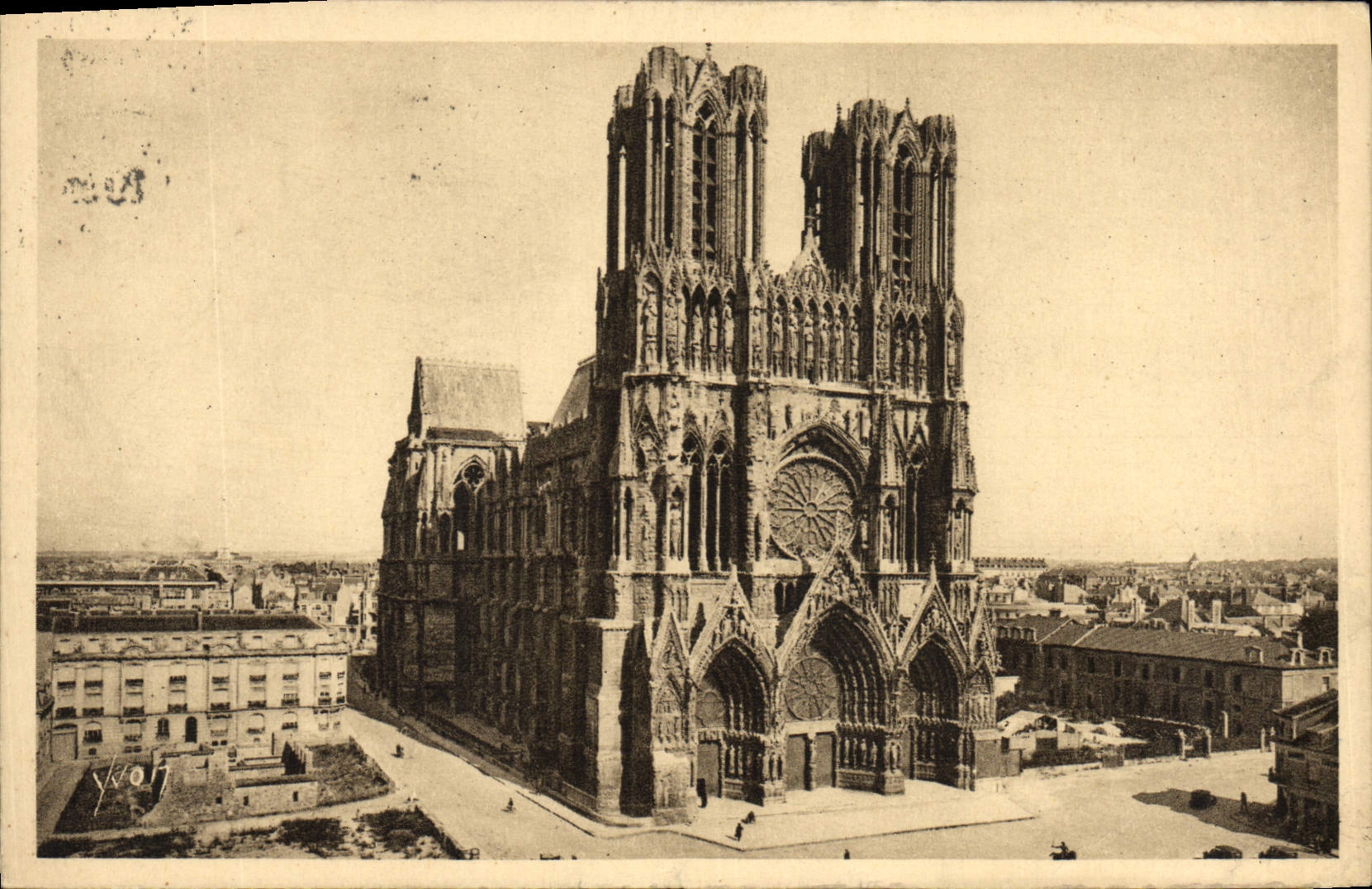 CPA La douce France Reims La Cathedrale