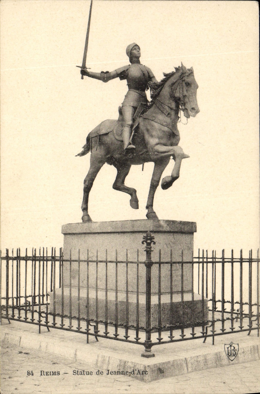 CPA Reims Statue De Jeanne d'Arc