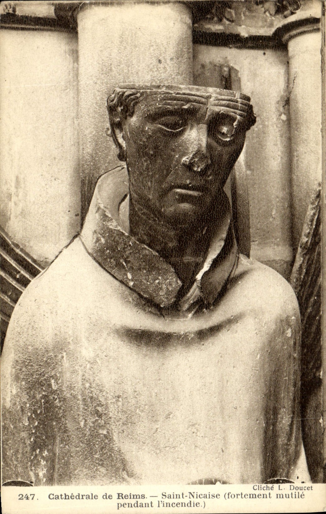 CPA Cathedrale De Reims Saint Nicaise fortement mutile pendant l'incendie