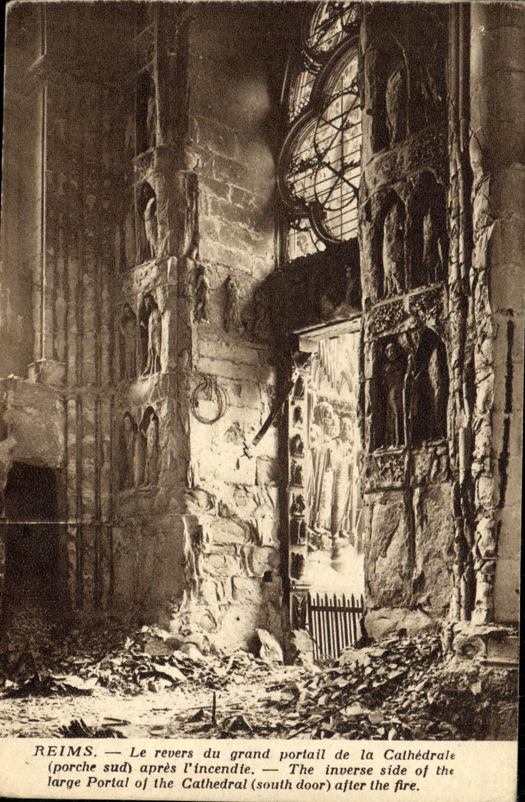 CPA Reims Le Revers Du Grand Portail De La Cathedrale apres l'incendie 