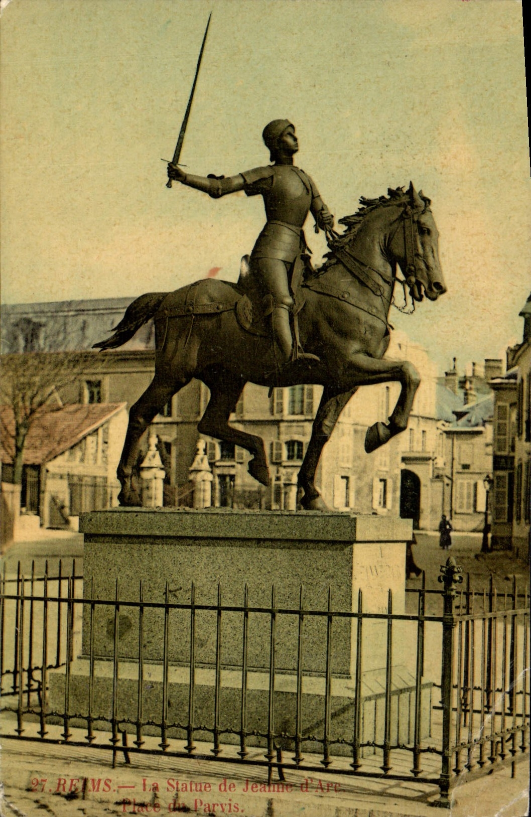 CPA Reims La statue De Jeanne d'Arc Place Du parvis 