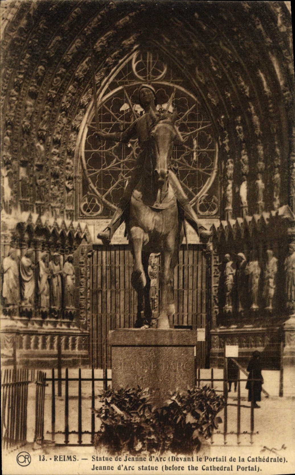 CPA Reims Statue De Jeanne D'Arc 