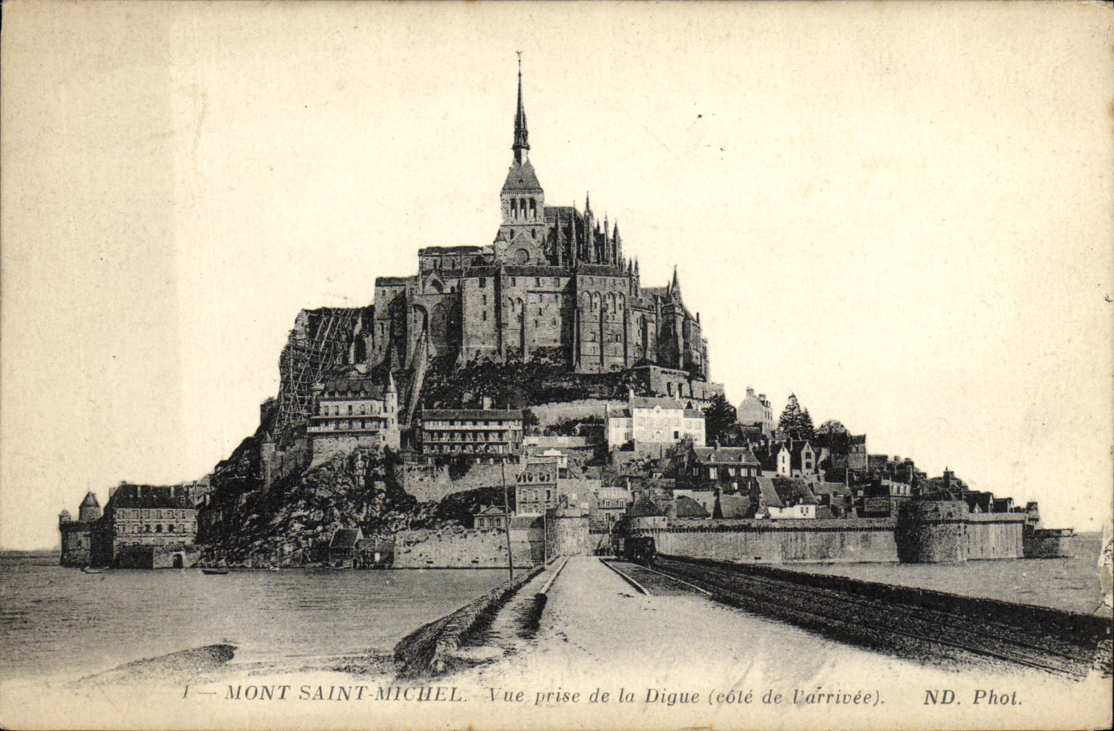 CPA Mont Saint Michel Vue Prise De La Digue cote de l'arrivee