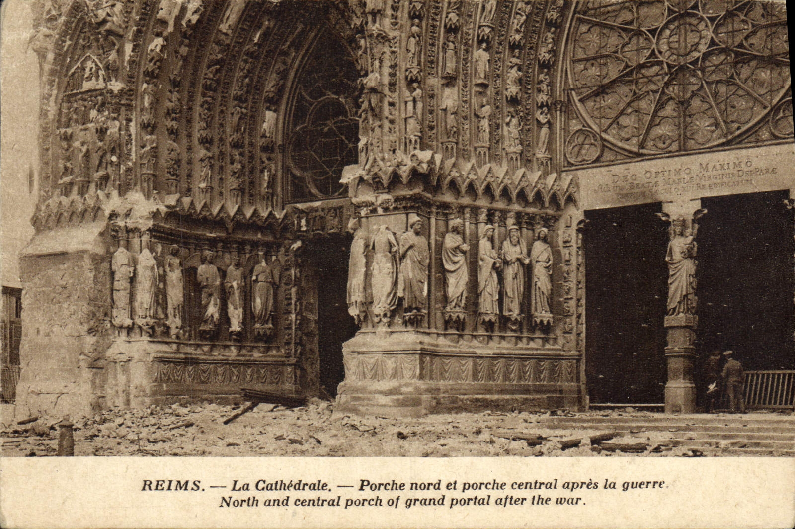 CPA Reims La Cathedrale Porche Nord et porche central apres la guerre