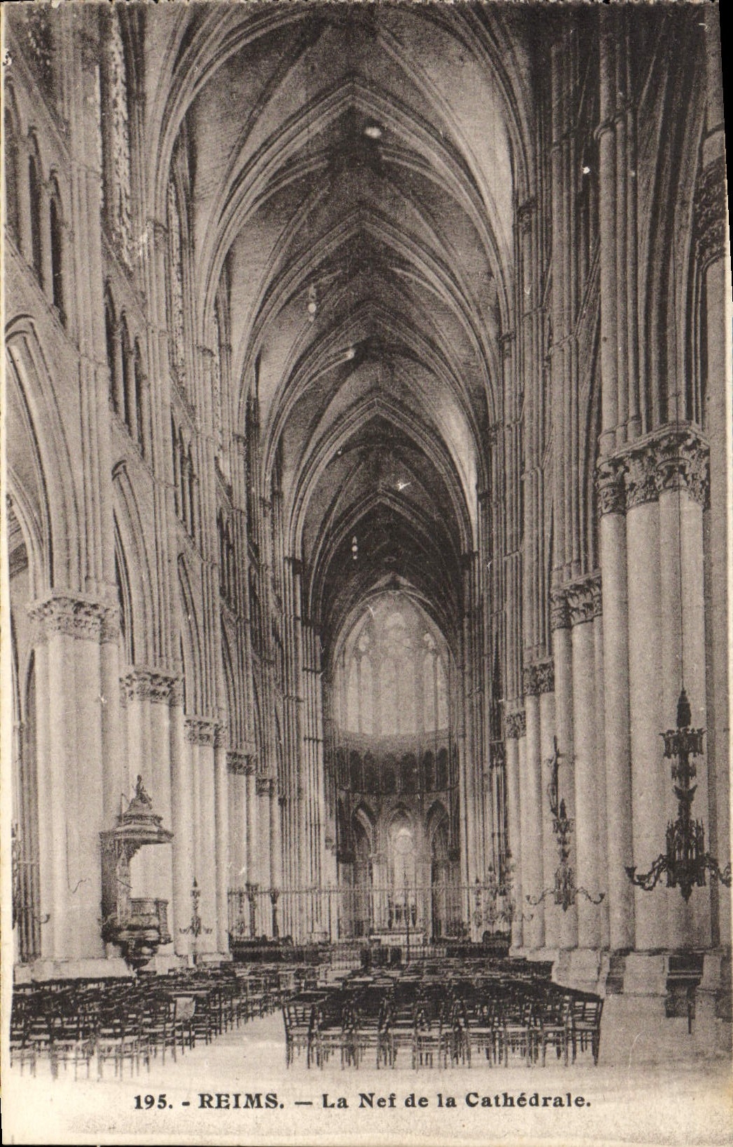CPA Reims La Nef De La Cathedrale
