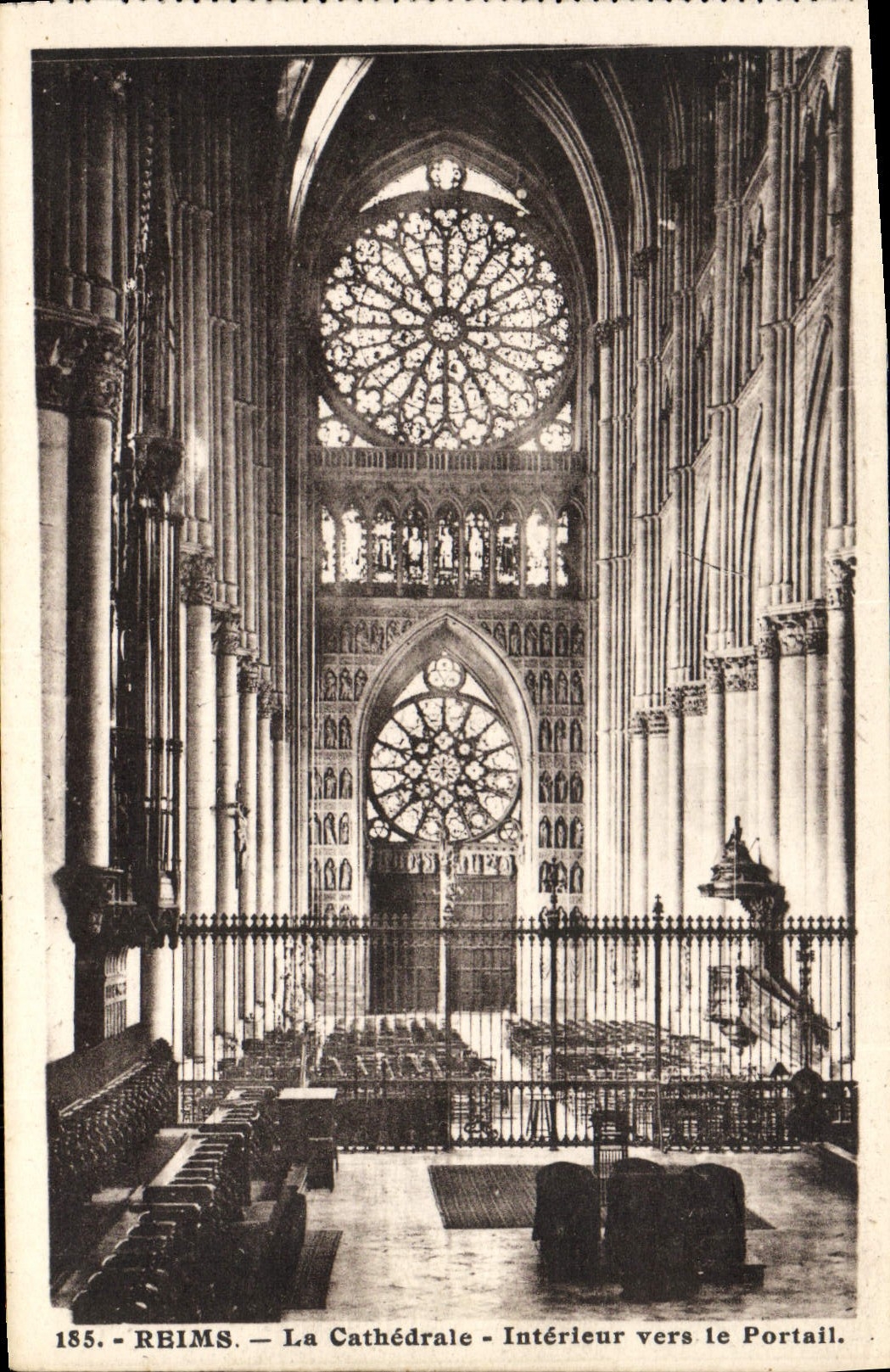 CPA Reims La Cathedrale Interieur Vers Le Portail