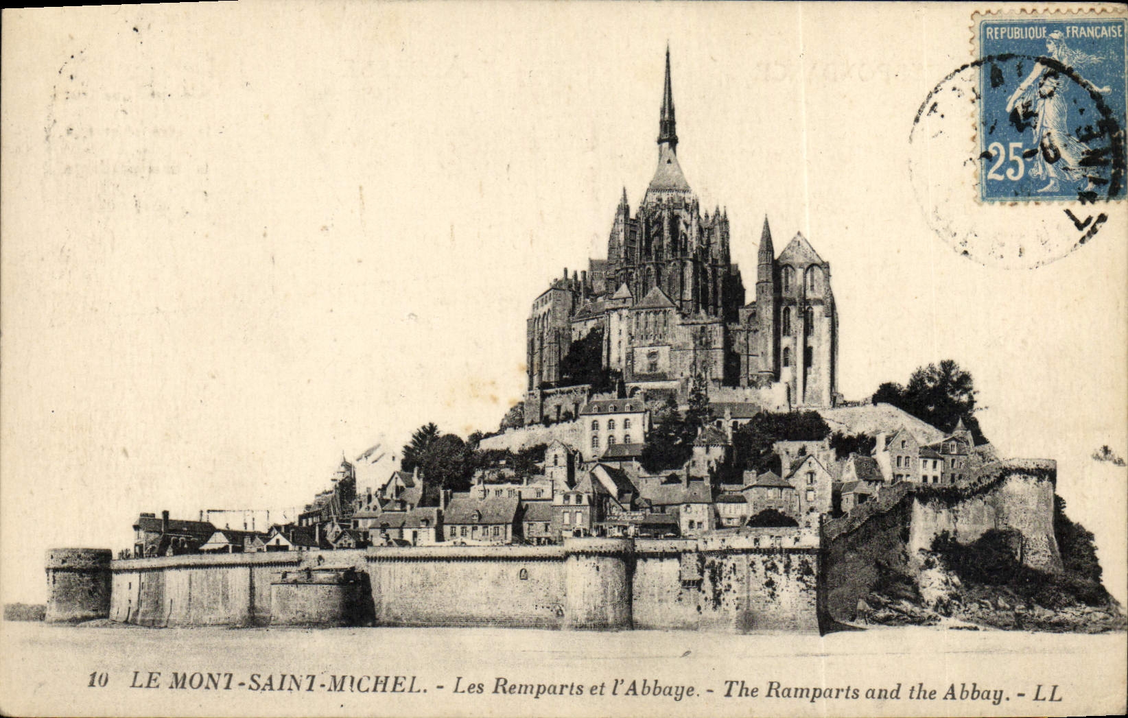 CPA Le Mont Saint Michel Les Remparts Et l'Abbaye