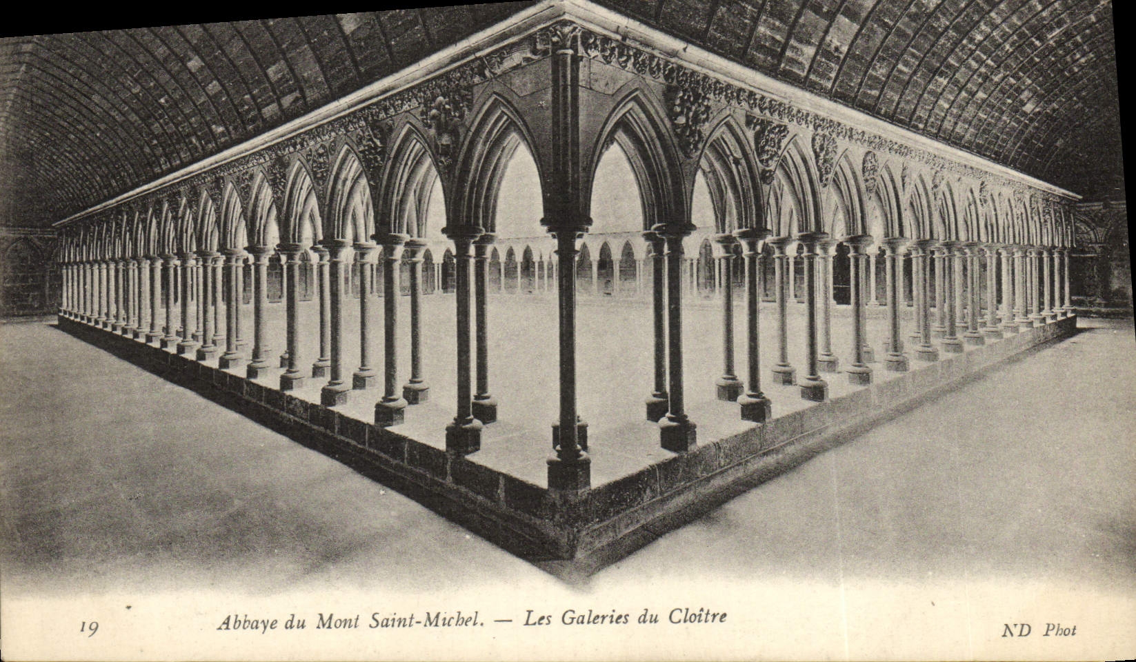 CPA Abbaye Du Mont Saint Michel Les Galeries Du Cloitre