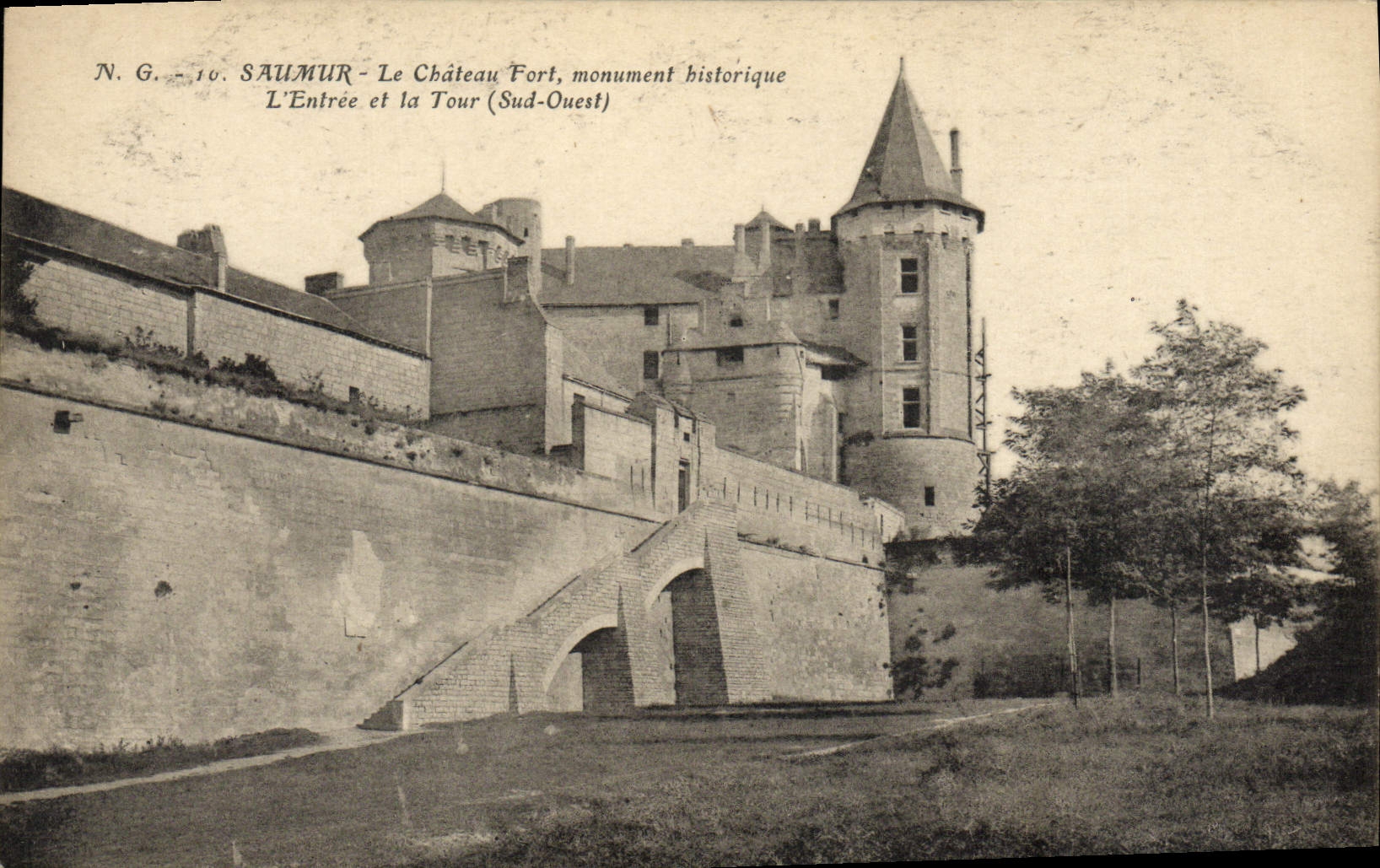 VINTAGE POSTCARD Saumur the Castle Strong Monument the Entry and the Tower