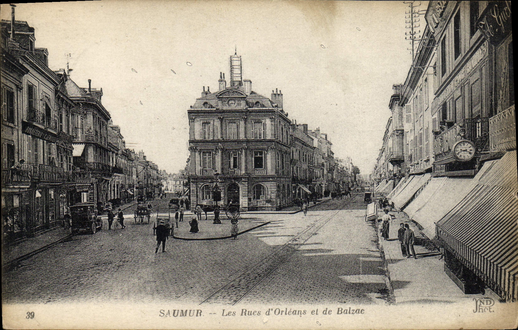 CPA Saumur Les rues d'Orleans et de Balzac 