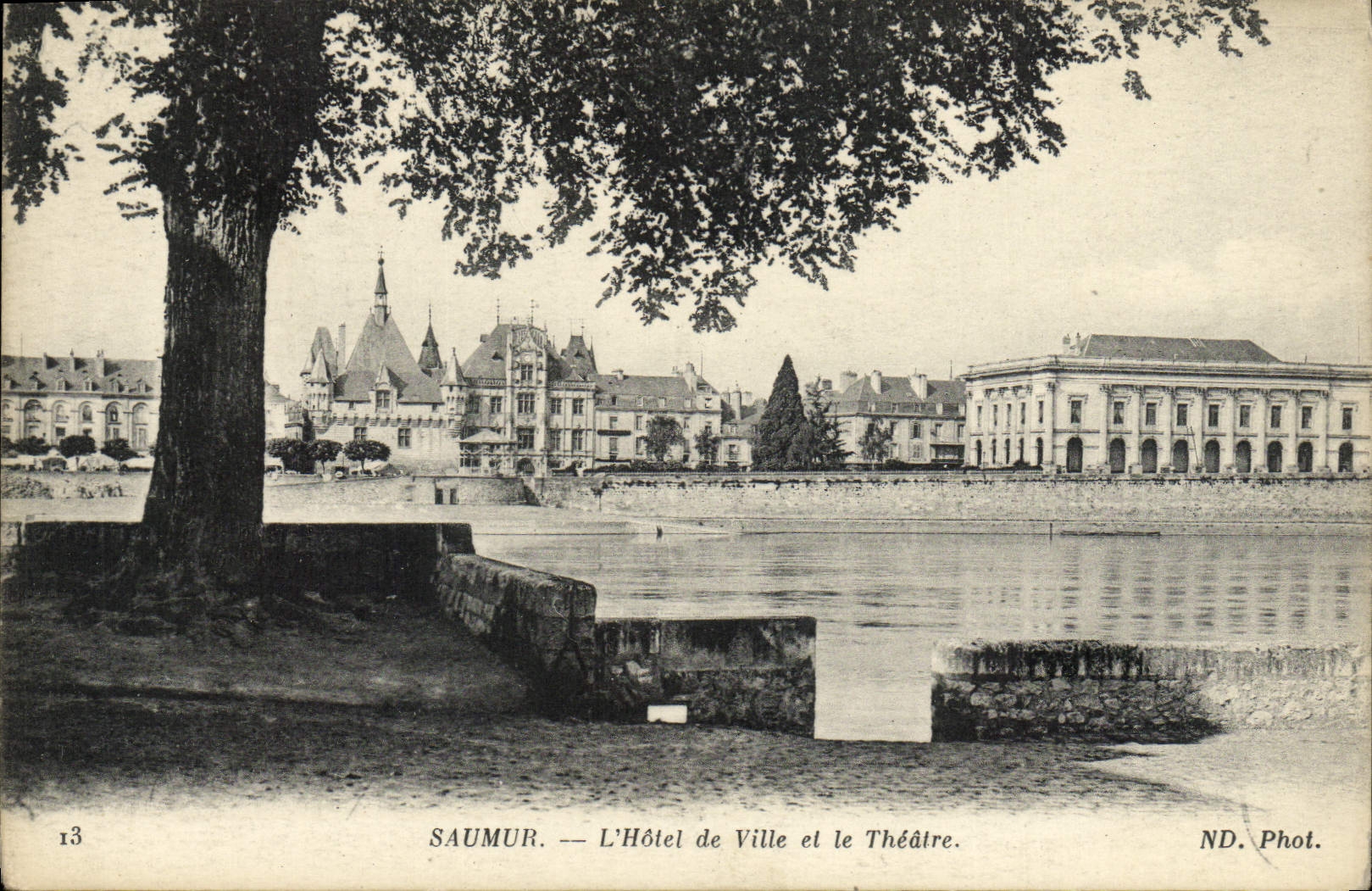 CPA Saumur L'Hotel de Ville et le Theatre