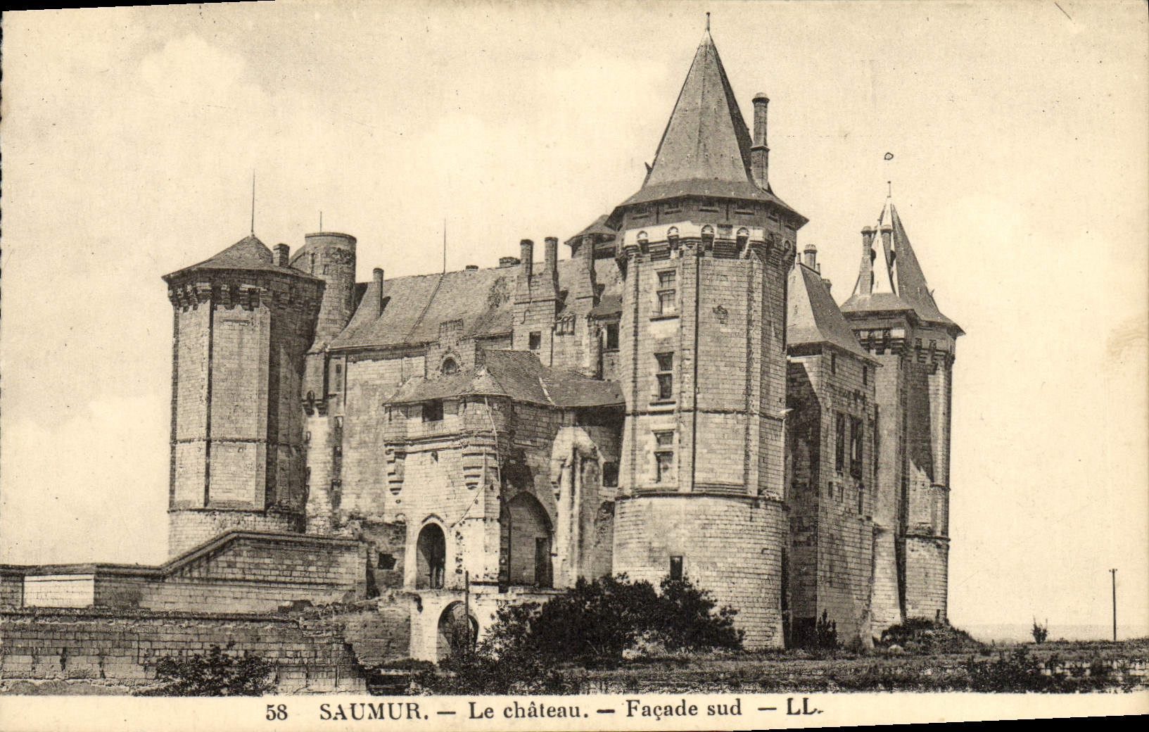 CPA Saumur Le Chateau Facade sud