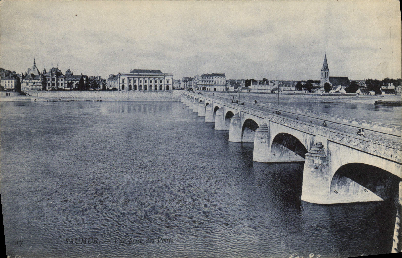 CPA Saumur Vue prise des ponts