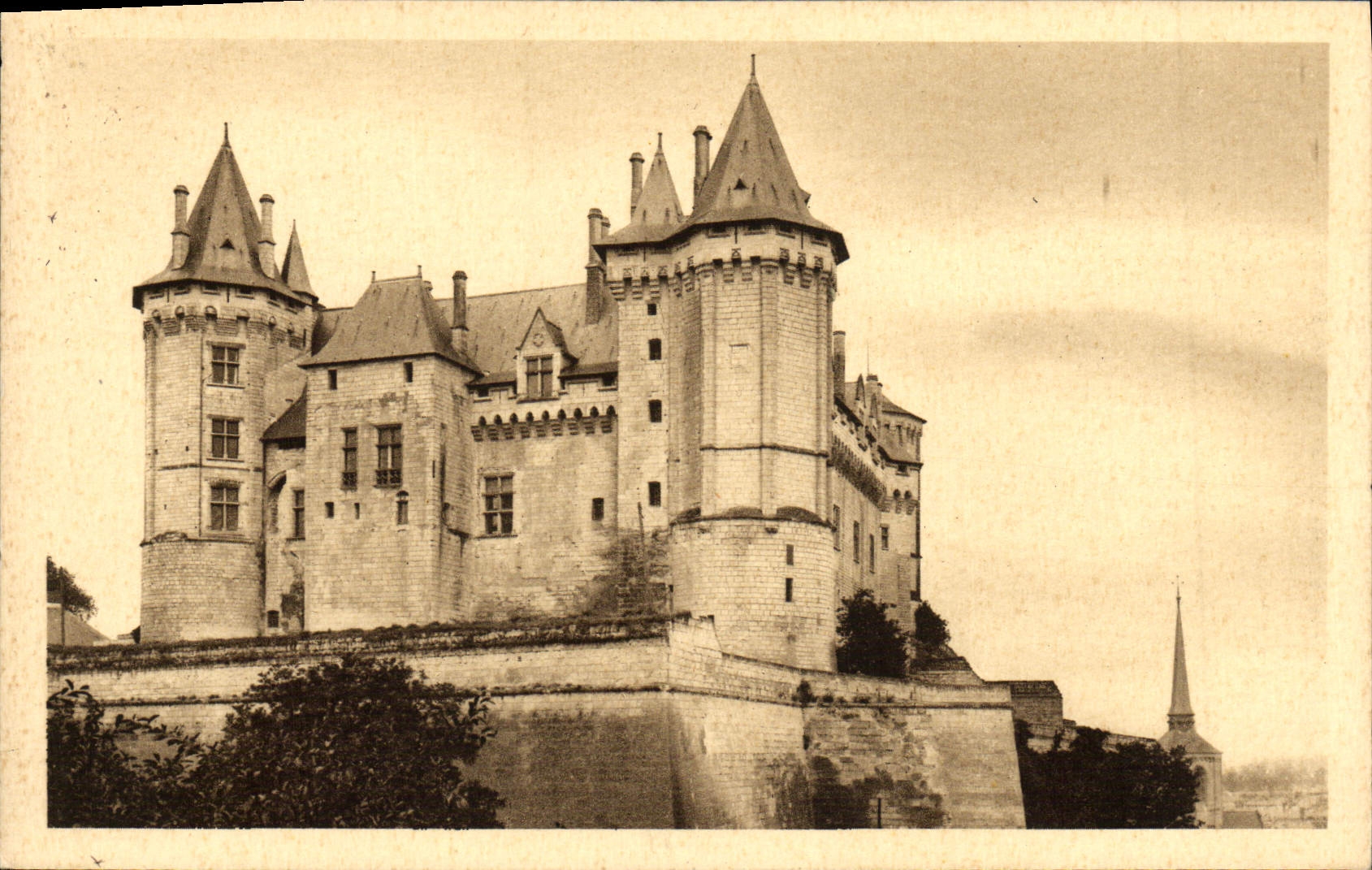 CPA Saumur Vue Vers le Chateau et l'Eglise