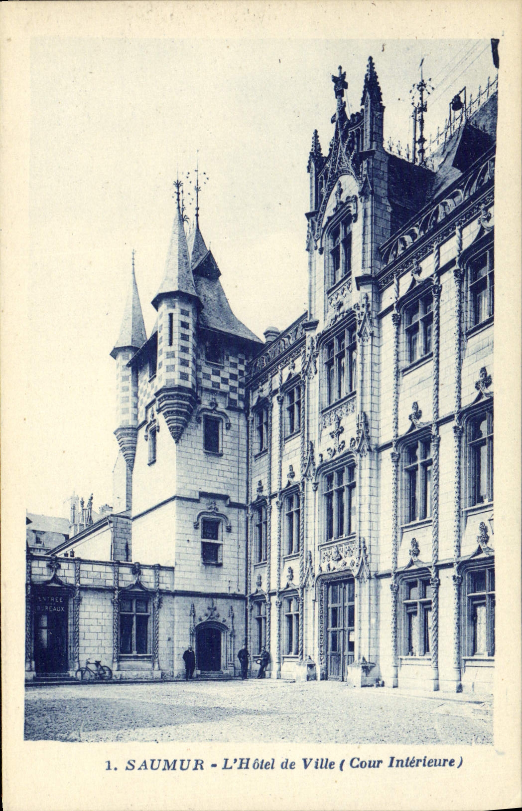 CPA Saumur L'Hotel de Ville Cour interieure