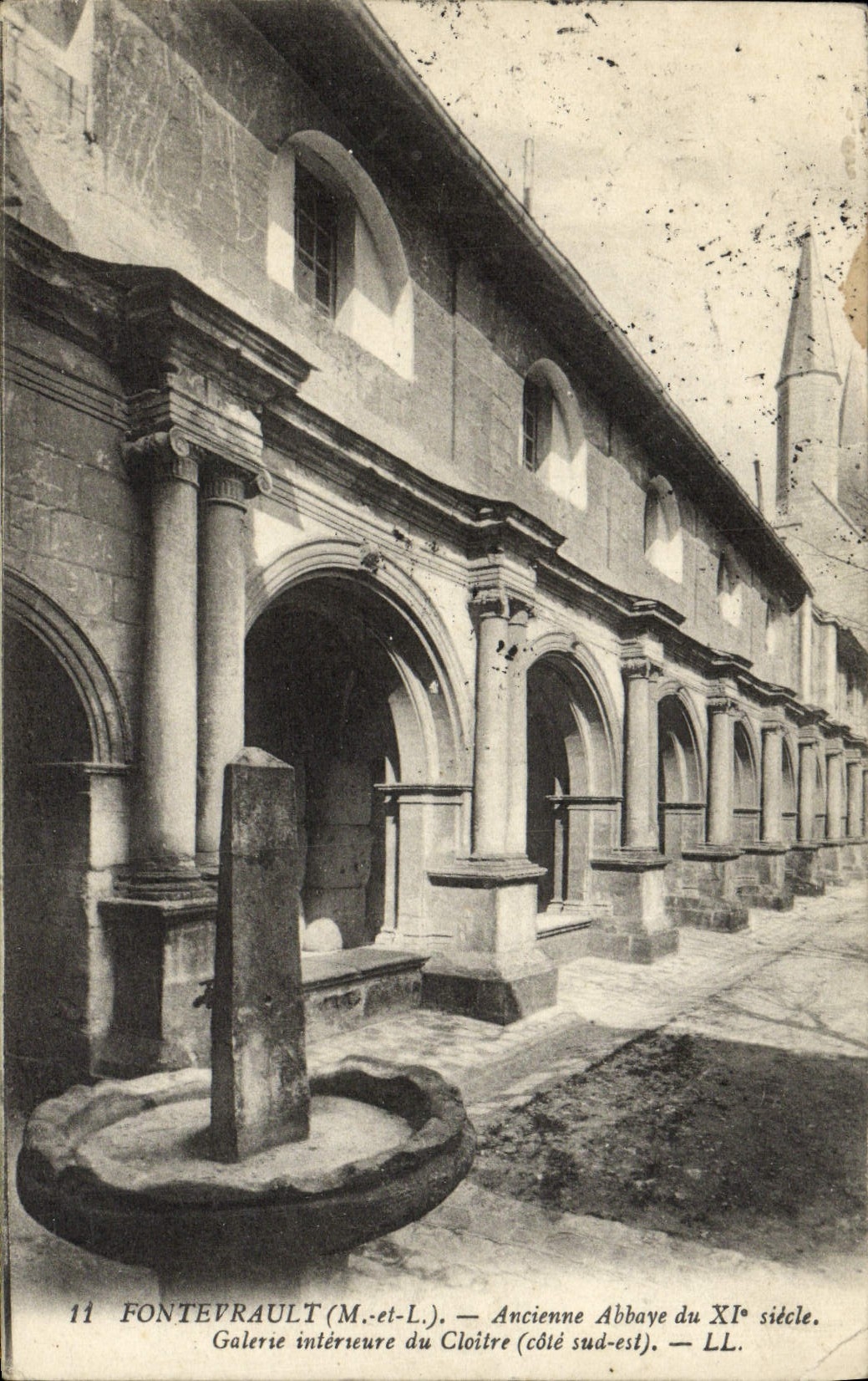 CPA Fontevrault Ancienne Abbaye du 11eme Galerie interieure du cloitre