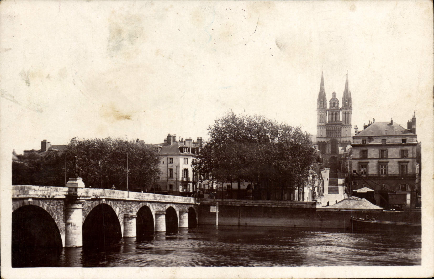 La POSTAL de la VENDIMIA encoleriza el puente de Beaurepaire en Maine hacia la subida de la catedral Mauricio Saint