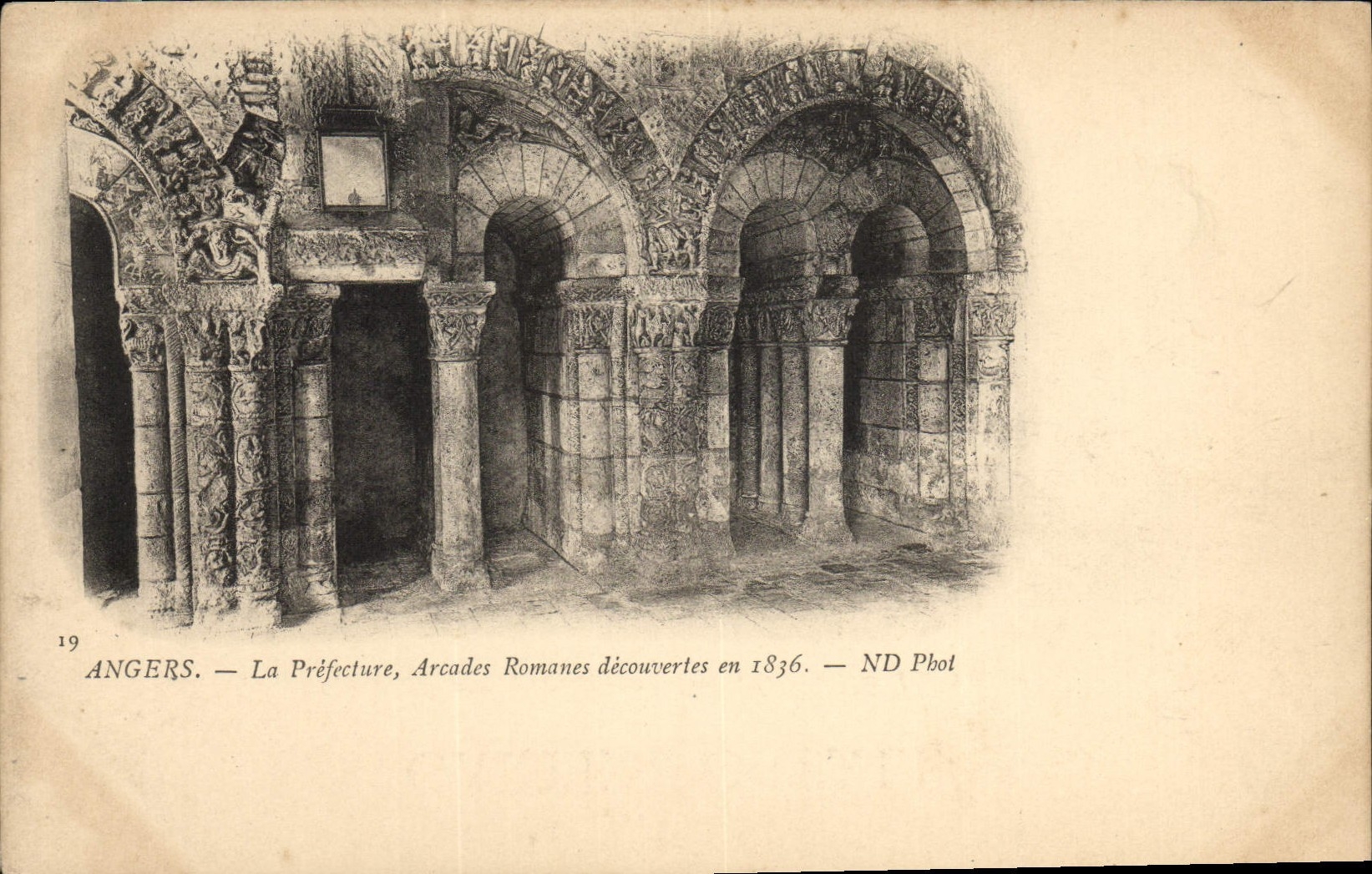 La POSTAL de la VENDIMIA encoleriza las arcadas románticas de la prefectura descubiertas en 1636