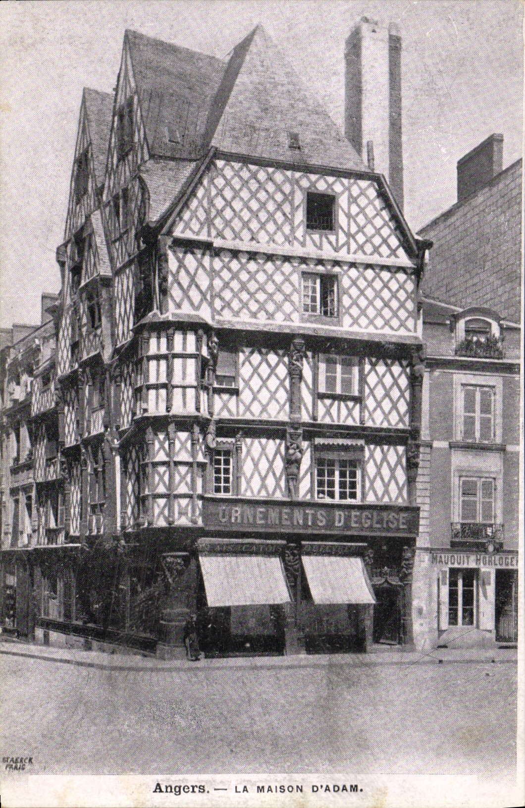La POSTAL de la VENDIMIA encoleriza la casa de Adán Ornements de la iglesia