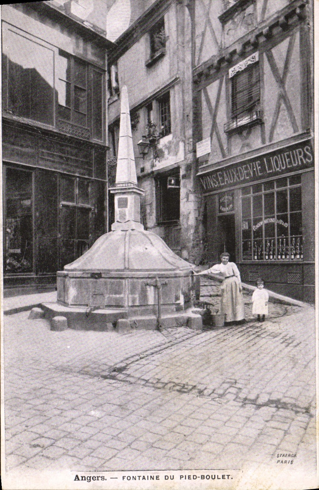 La POSTAL de la VENDIMIA encoleriza la fuente de la bola del pie