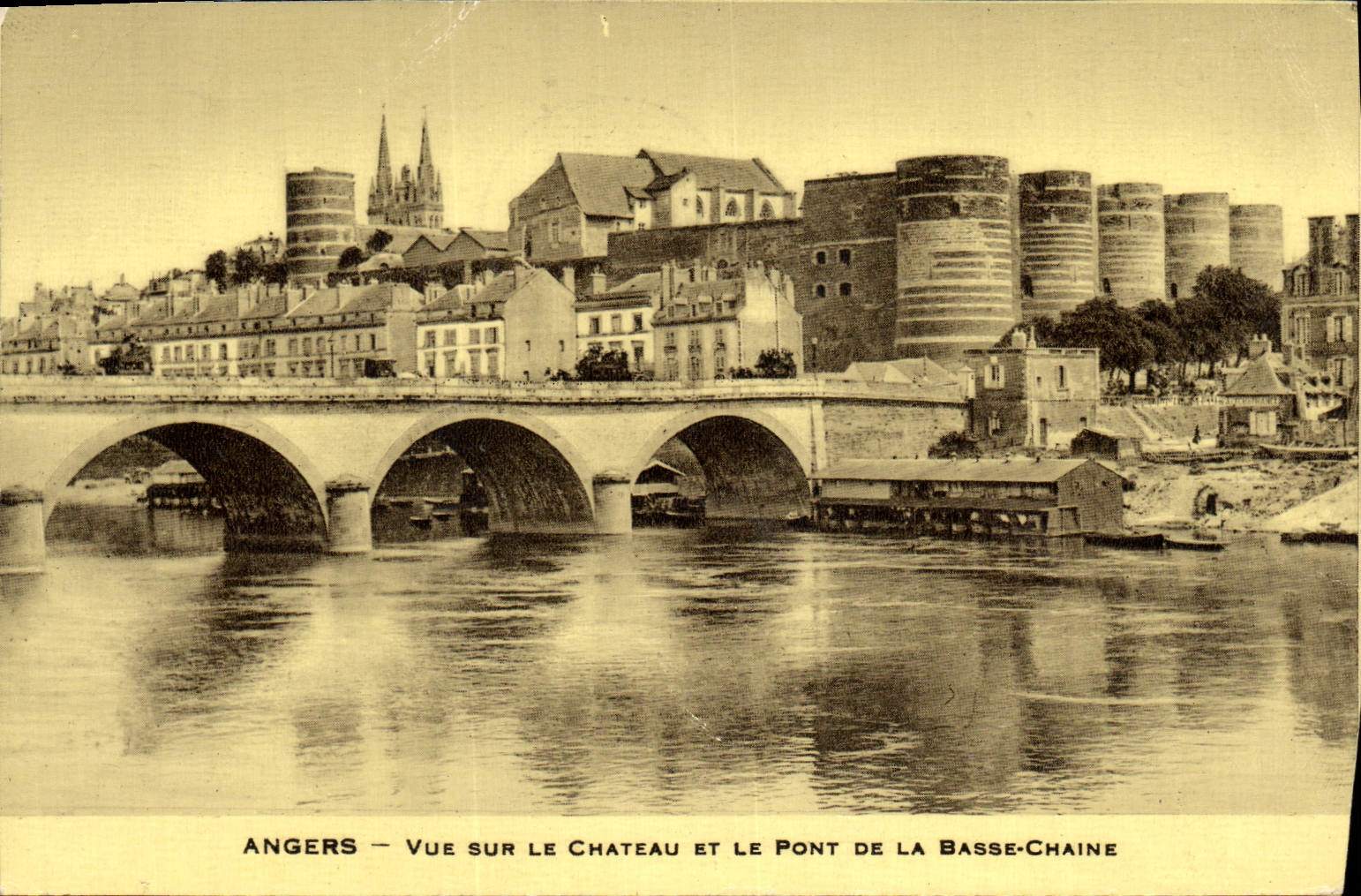 CPA Angers Vue Sur Le Chateau Et Le Pont De La Basse Chaine