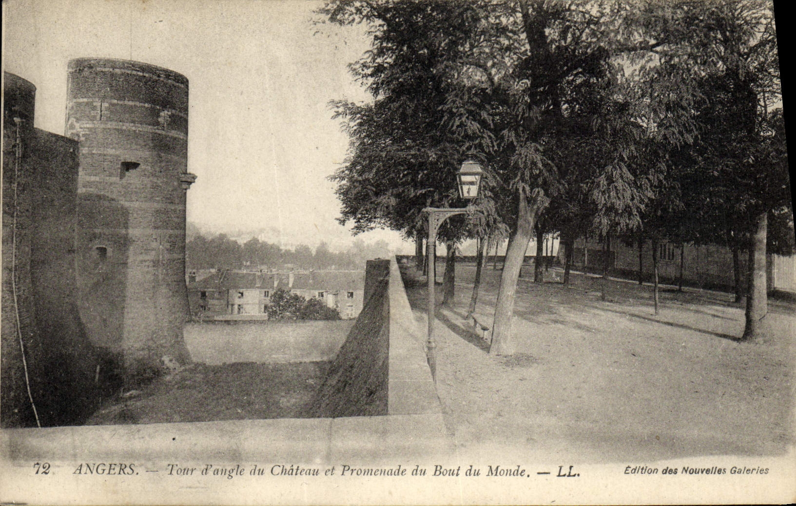 CPA Angers Tour d'angle du Chateau et promenade du bout du monde