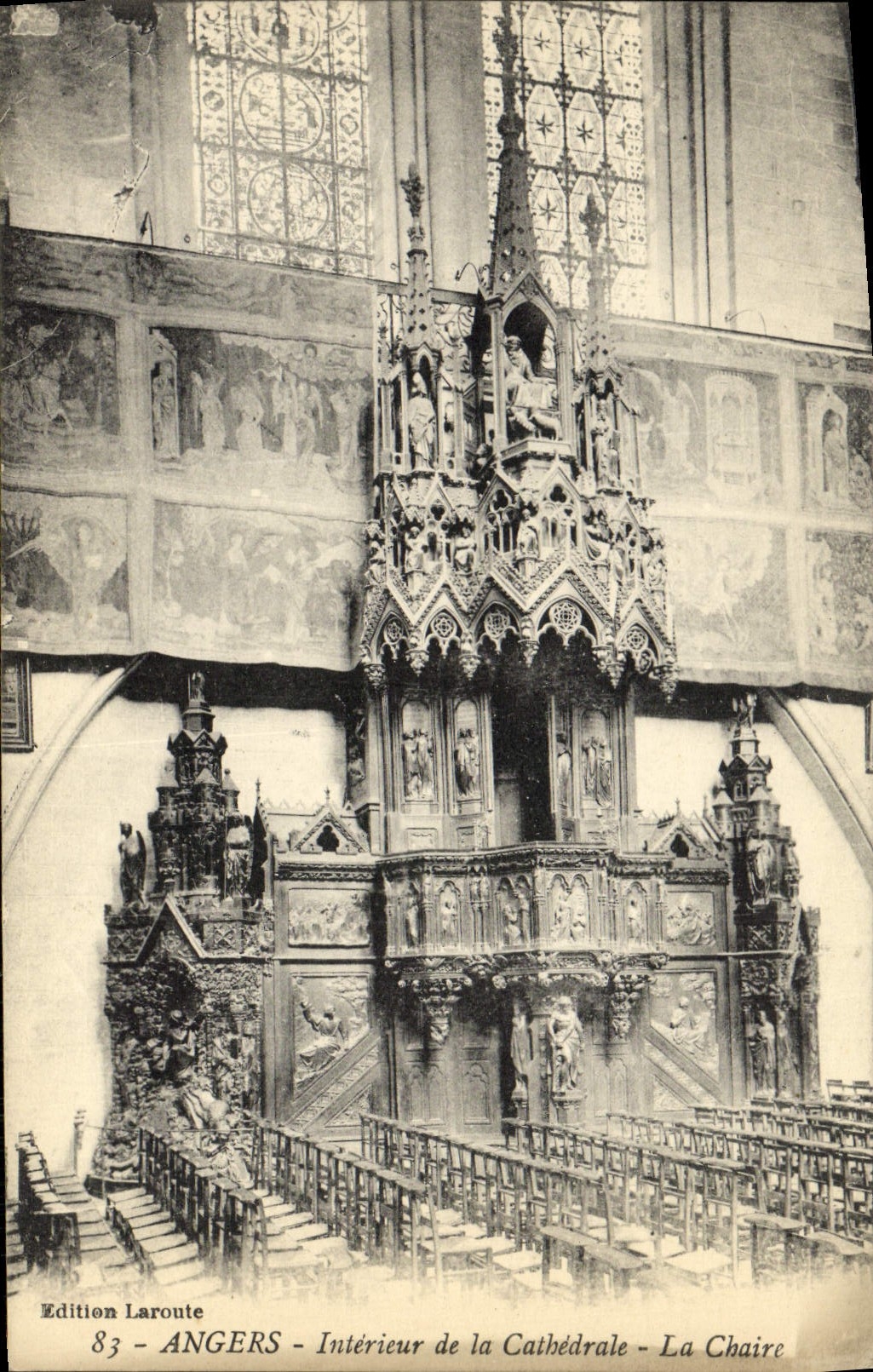 El interior de la POSTAL de la VENDIMIA encoleriza de la catedral el púlpito