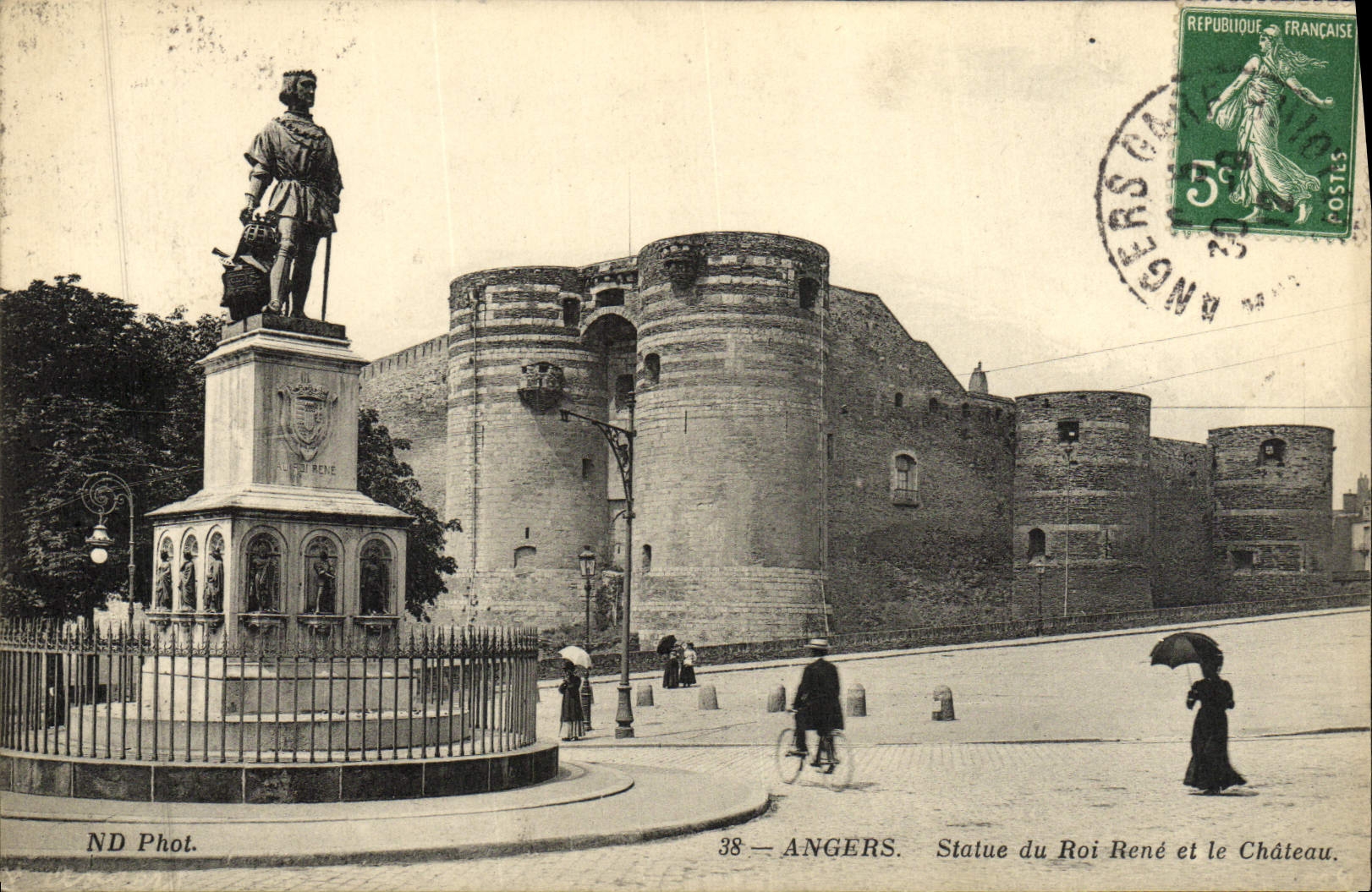 CPA Angers Statue du roi Rene et le chateau