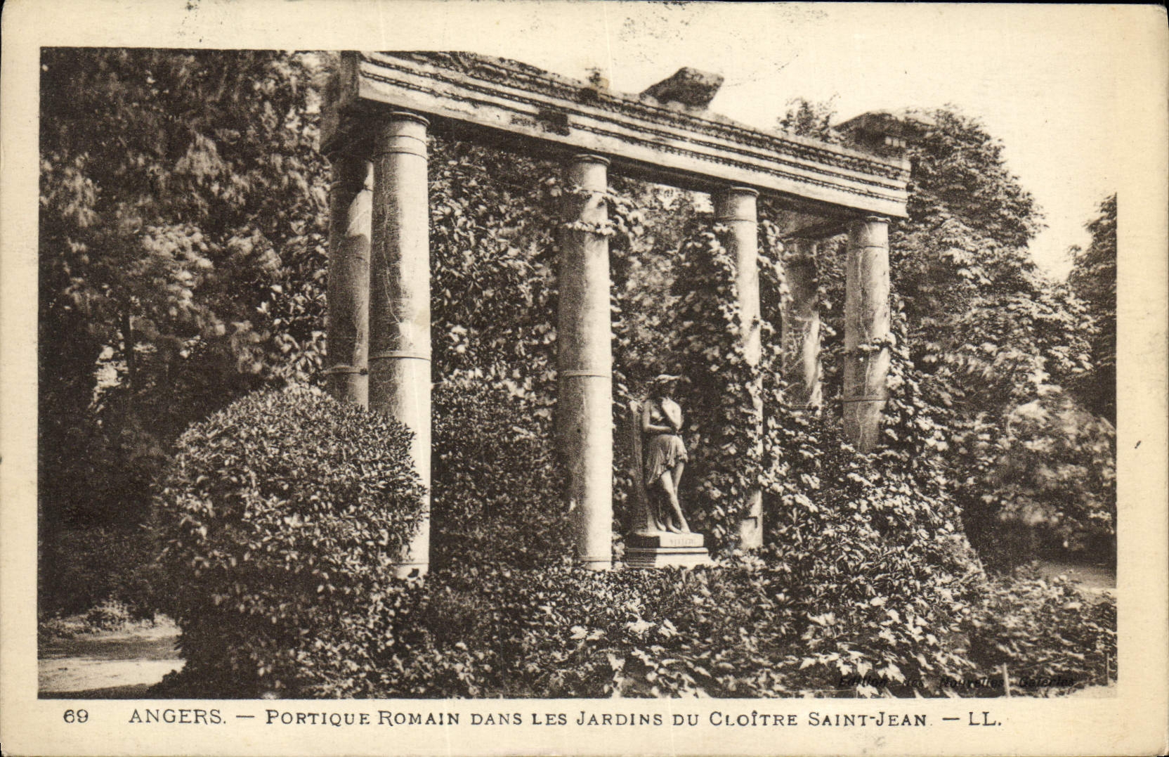 La POSTAL de la VENDIMIA encoleriza el pórtico romano en los jardines del claustro santo Jean