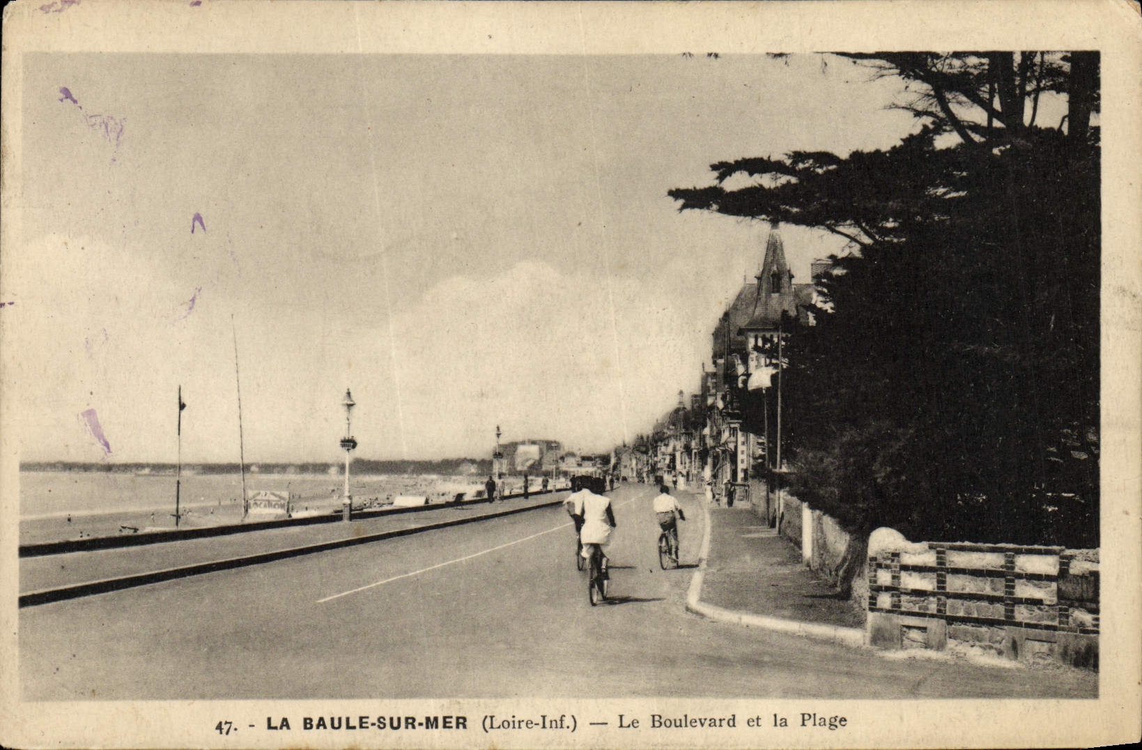VINTAGE POSTCARD La Baule on Sea the boulevard and the beach