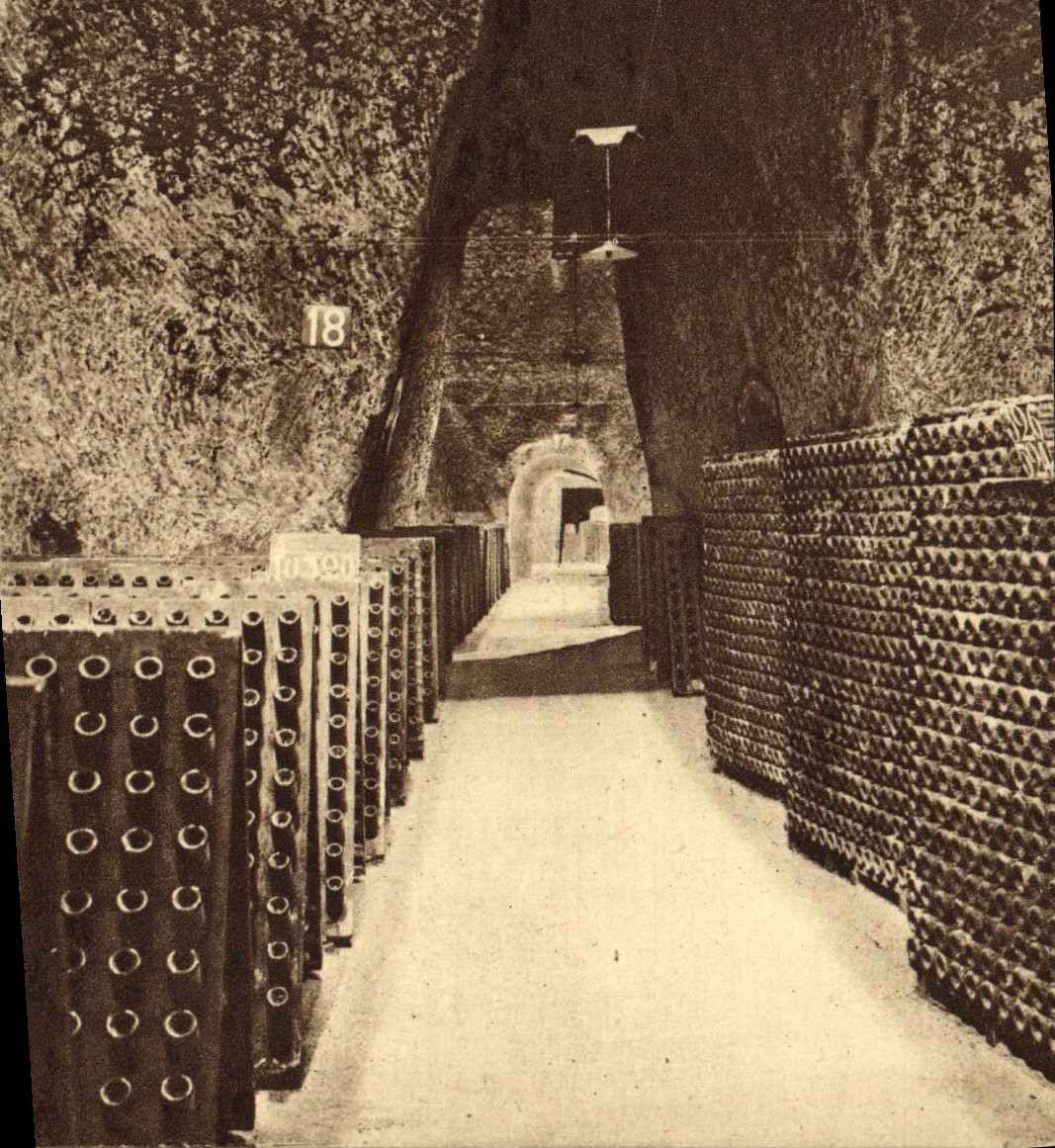 VINTAGE POSTCARD Pommery Champagne & Greno Row of chalk pits of Roman origin gallo