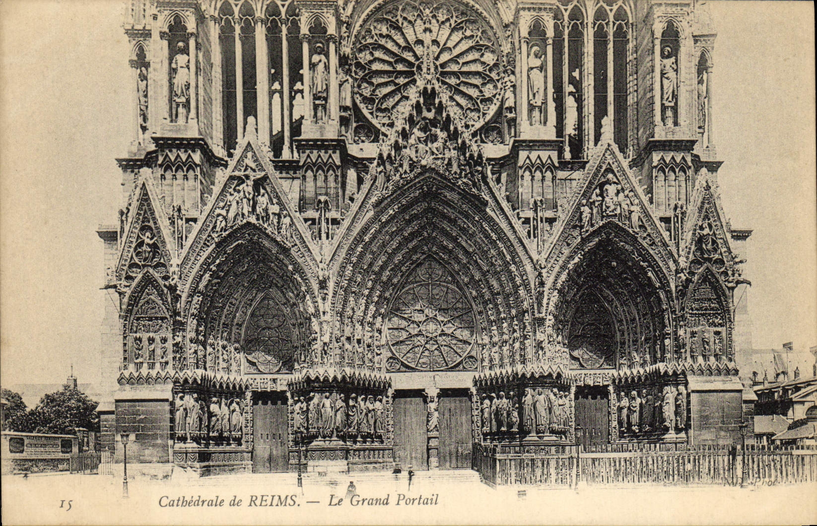 CPA Reims La Cathedrale Le Grand Portail