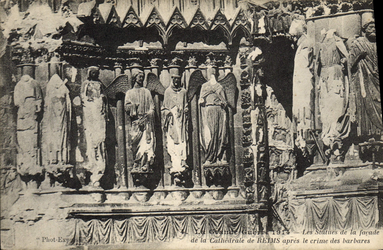 CPA Reims La Cathedrale Les statues de la facade de la cathedrale apres le crime des barbares