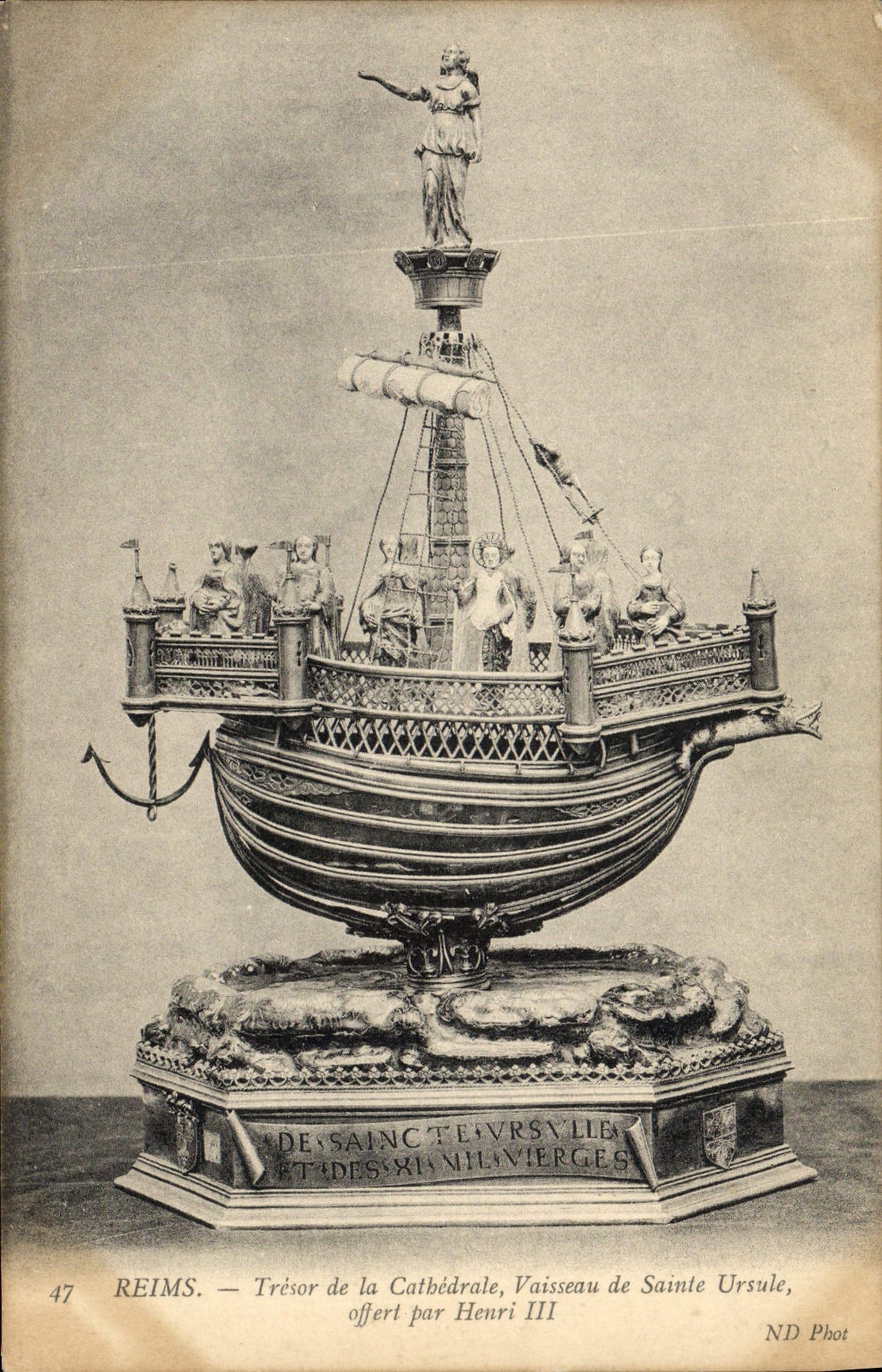 CPA Reims Tresor de la Cathedrale Vaisseau de Sainte Ursule offert par Henri III Bateau