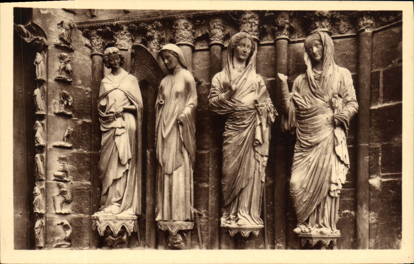 VINTAGE POSTCARD Rheims Cathedrale lies Southern of the central Porch of the large Annonciation gate and Visitation