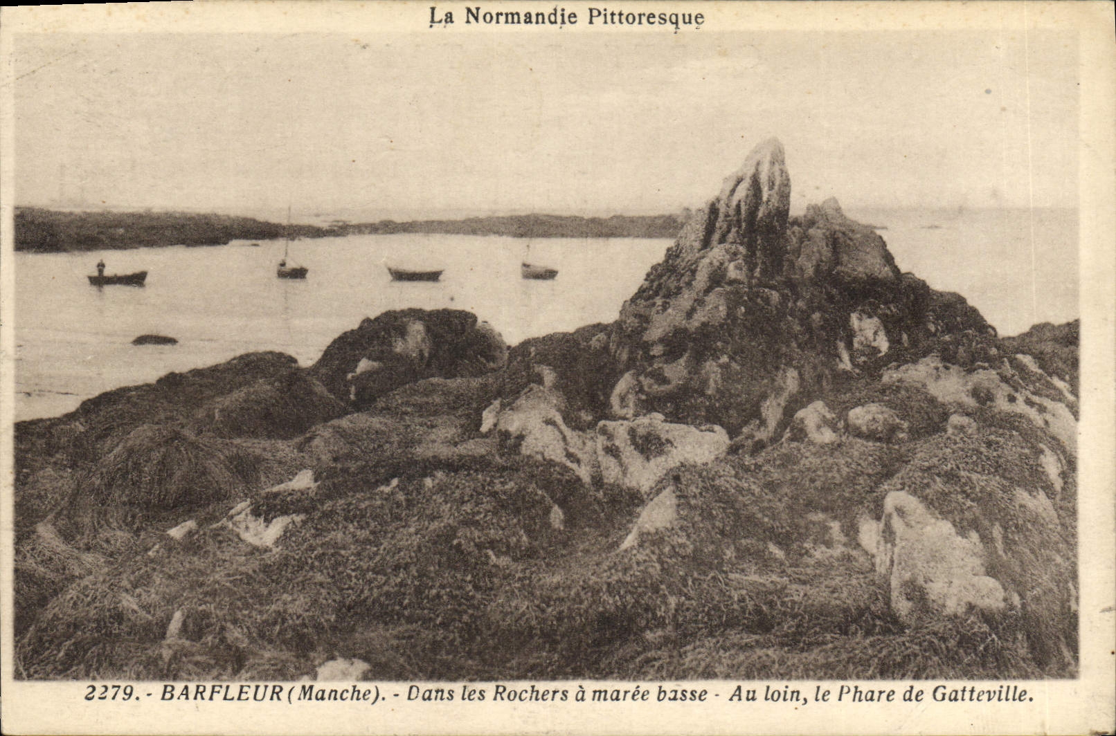 CPA Barfleur Dans les Rochers a Maree Basse Au Loin le phare de Gatteville
