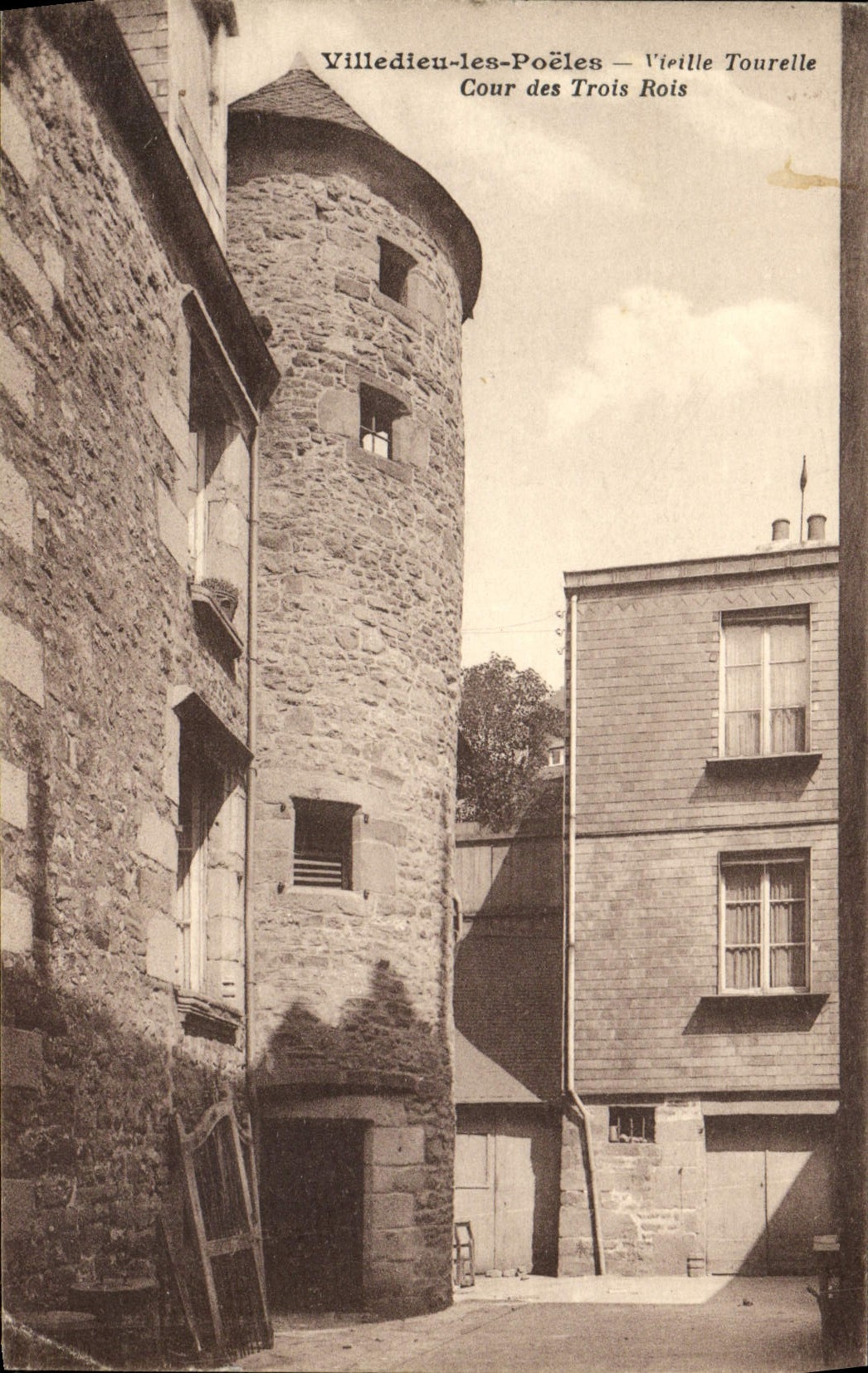 CPA Villedieu les Poeles Vieille tourelle Cour des Trois Rois