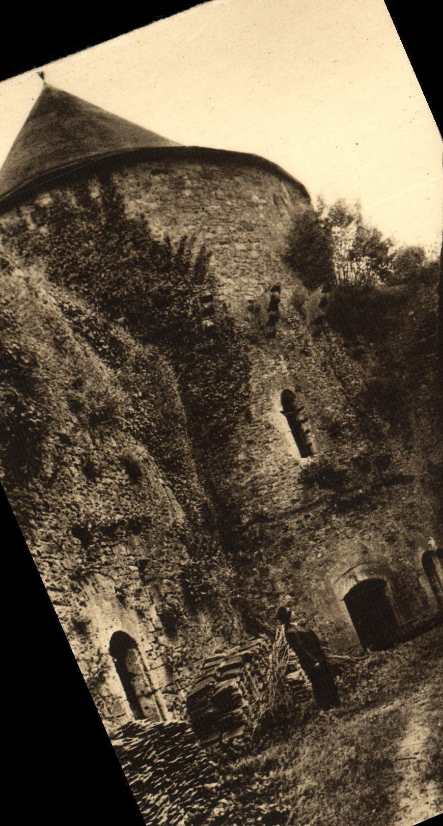 CPA St Sauveur la Vicomte Le chateau Les Prisons Cour Interieure