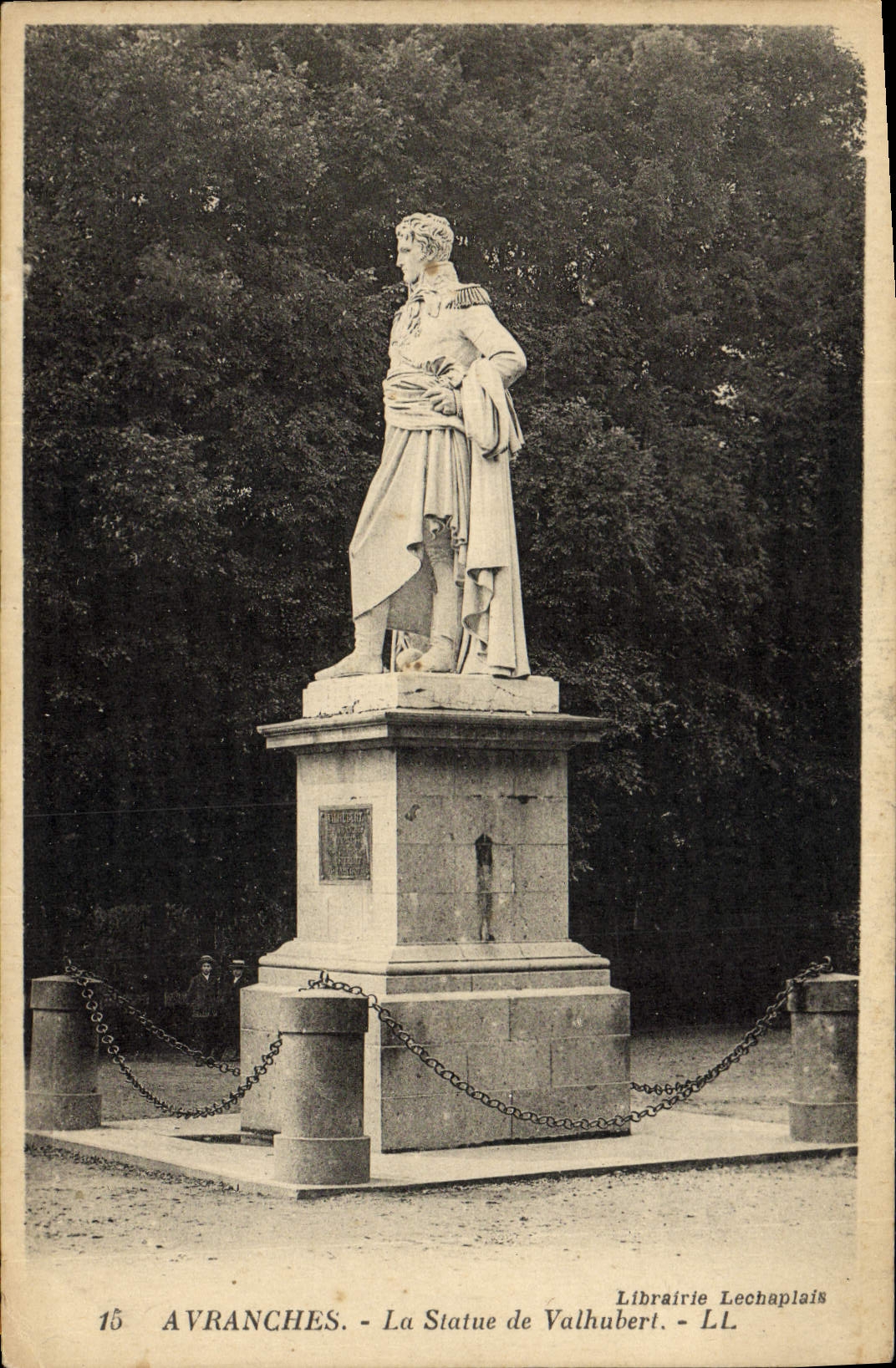 CPA Avranches La Statue de Valhubert