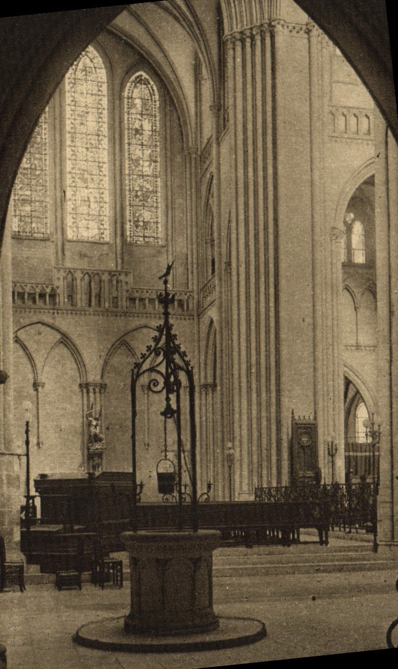VINTAGE POSTCARD Interior Coutances of the Cathedral the Well