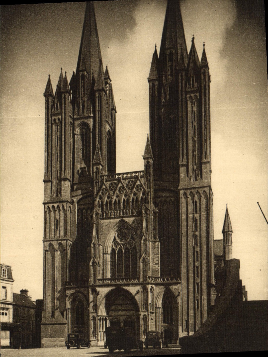 CPA La Normandie Pittoresque Coutances La Cathedrale