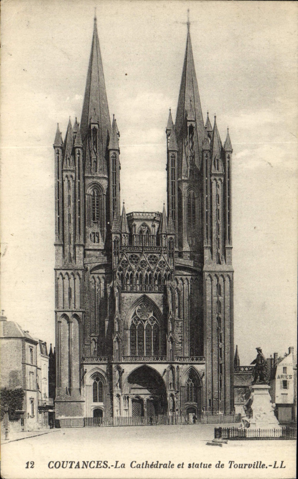 CPA Coutances La Cathedrale Et Statue De Tourville