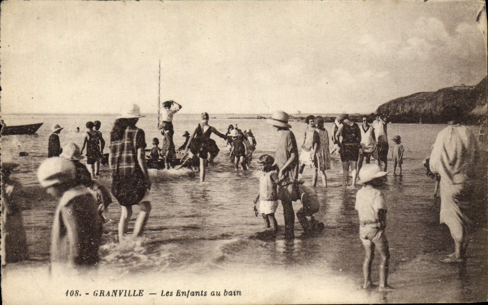 CPA Granville Les Enfants au Bain